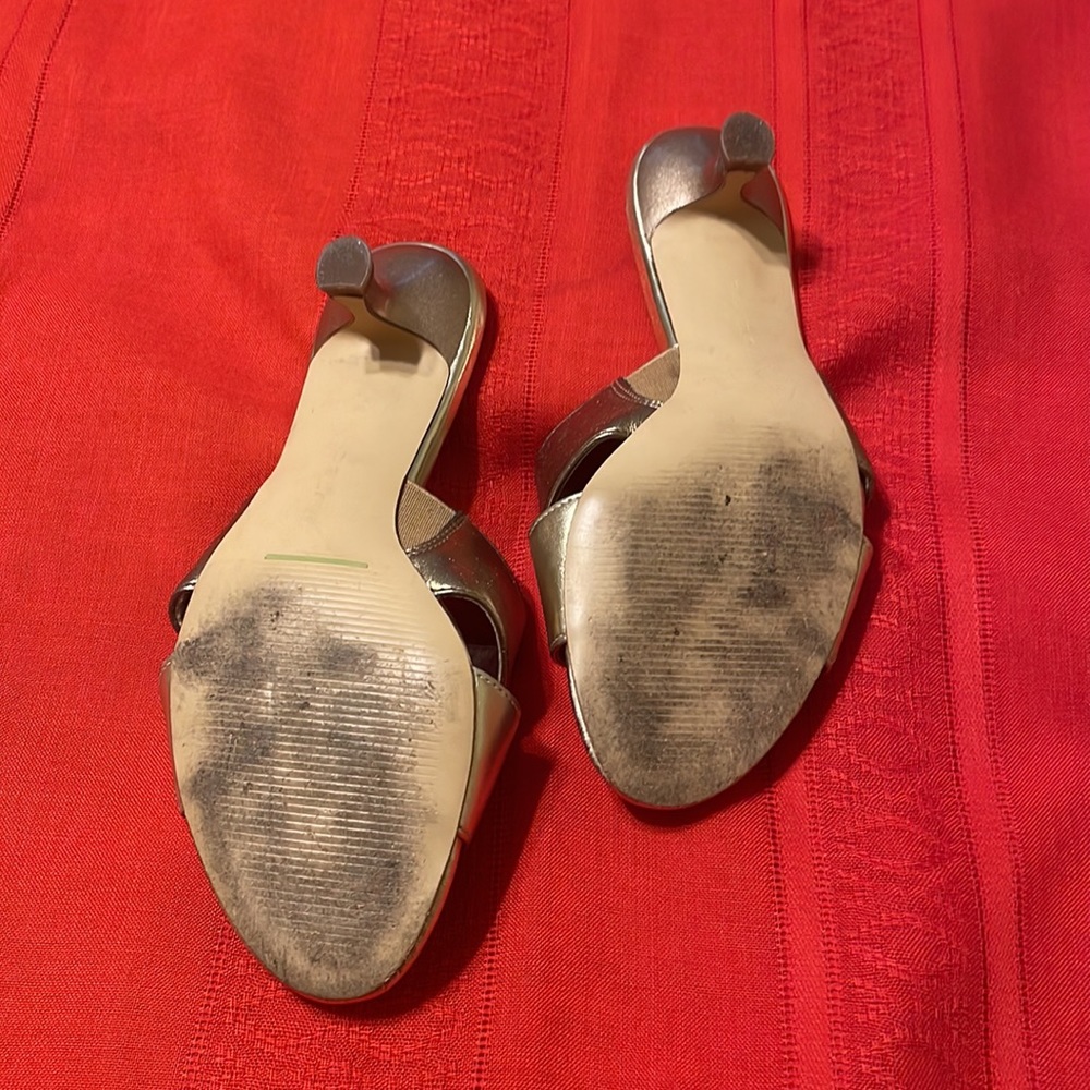 Bandolino cute Gold slip on sandals with dainty heels. (Mlb) - Picture 4 of 10